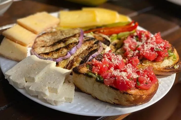 Midye çiftliğinde kıyıda servis edilen ev yapımı şarap ve yerel ürünler Midye çiftliğinde kıyıda servis edilen ev yapımı şarap ve yerel ürünler