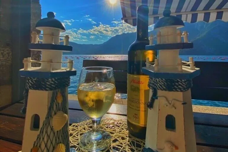 Aile işletmesi kıyı restoranında taze midye hazırlayan aşçı Aile işletmesi kıyı restoranında taze midye hazırlayan aşçı