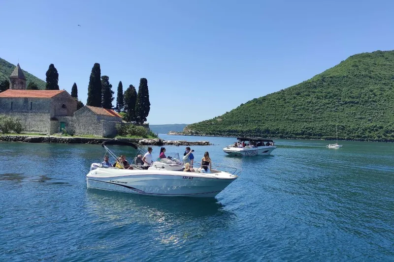 Kayalıklar Meryem Ana'da özel bir tekneden inen misafirler Kayalıklar Meryem Ana'da özel bir tekneden inen misafirler