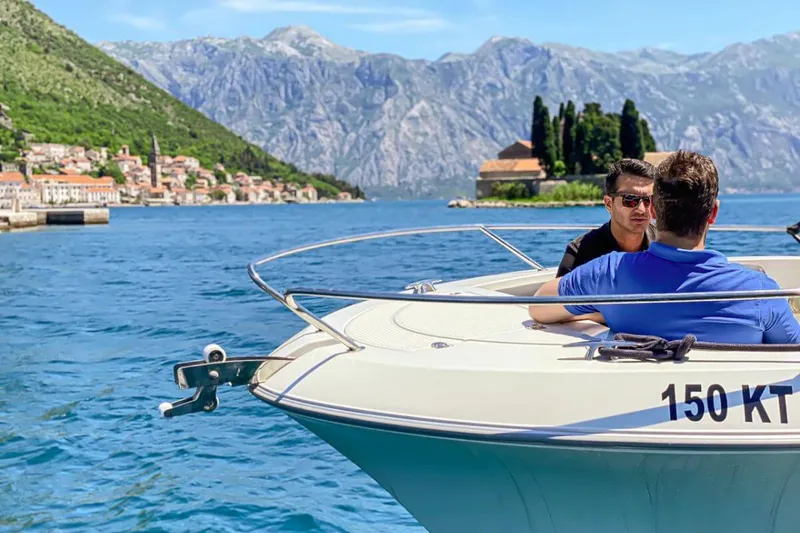 Karadağ'da Perast'ın barok kasabasına yaklaşan özel sürat teknesi Karadağ'da Perast'ın barok kasabasına yaklaşan özel sürat teknesi