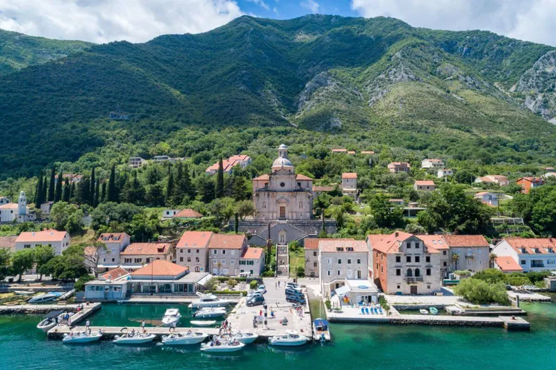 Perast yakınından görülen selvi ağaçlarıyla St. George adası Perast yakınından görülen selvi ağaçlarıyla St. George adası
