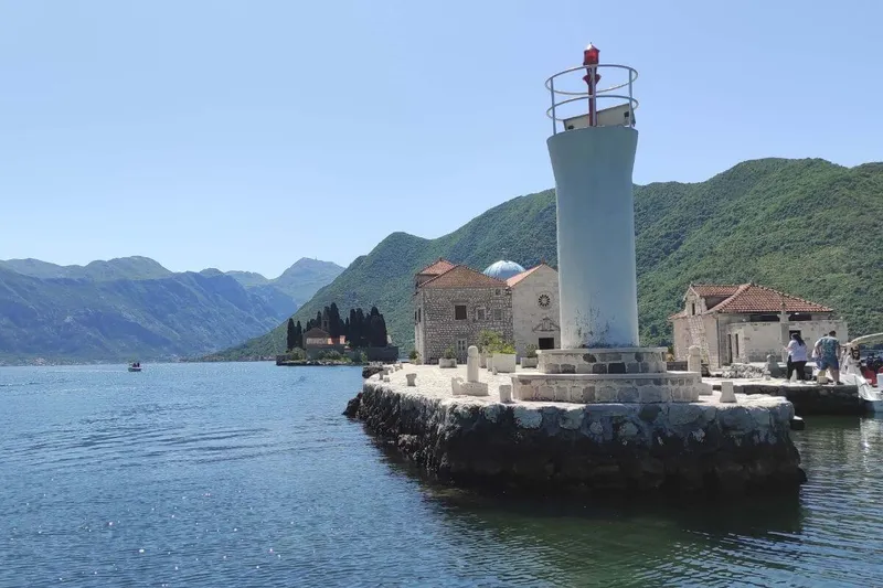 Körfezin üstünde yükselen dağlarla özel tekne turunda çift Körfezin üstünde yükselen dağlarla özel tekne turunda çift
