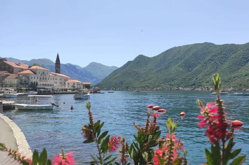 Palazzi barocchi lungo il lungomare di Perast, Montenegro Palazzi barocchi lungo il lungomare di Perast, Montenegro