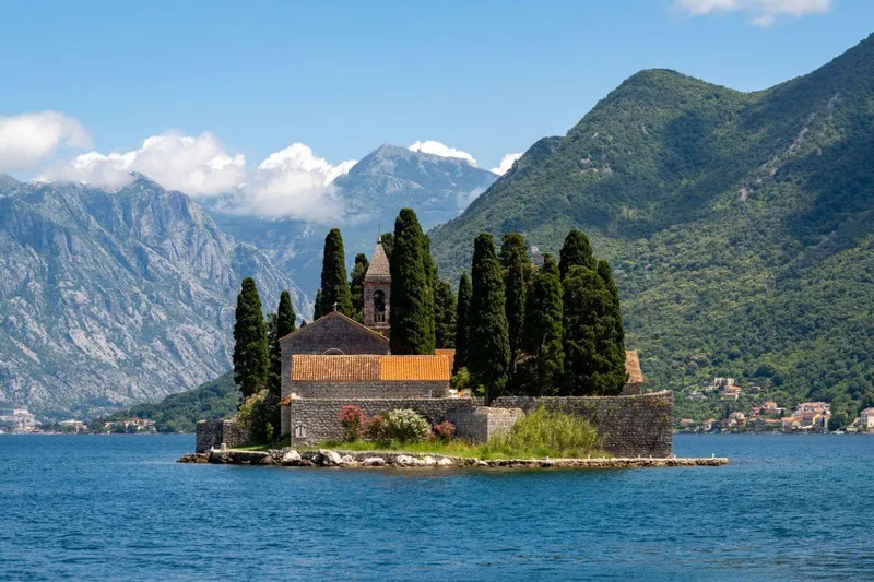 Sudan Perast ve St. George adasının panoramik görünümü Sudan Perast ve St. George adasının panoramik görünümü