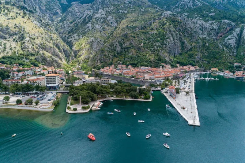 UNESCO listesindeki Perast'ın dar arnavut kaldırımlı sokağı UNESCO listesindeki Perast'ın dar arnavut kaldırımlı sokağı