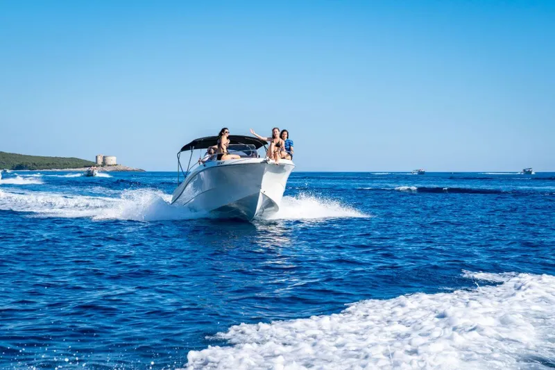 Wyspa Matki Bożej na Skale odwiedzana podczas całodniowego prywatnego rejsu Wyspa Matki Bożej na Skale odwiedzana podczas całodniowego prywatnego rejsu