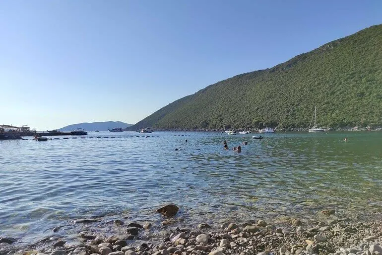 Şeffaf Adriyatik suyuyla Žanjice Plajı'nın çakıllı sahili Şeffaf Adriyatik suyuyla Žanjice Plajı'nın çakıllı sahili