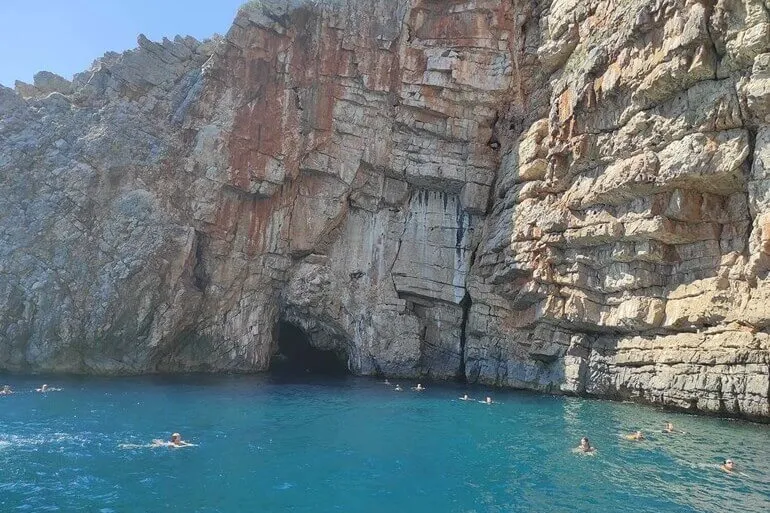 Açık denizde özel sürat teknesinden görülen Mamula Adası kalesi Açık denizde özel sürat teknesinden görülen Mamula Adası kalesi
