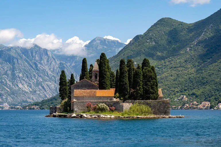 Misafirlerin öğle yemeği için durduğu deniz kenarındaki Akdeniz restoranı Misafirlerin öğle yemeği için durduğu deniz kenarındaki Akdeniz restoranı