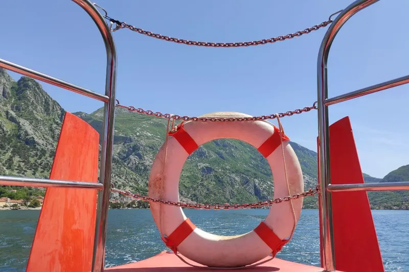 Özel bir seyir sonrası Kotor iskelesine dönen yarı denizaltı Özel bir seyir sonrası Kotor iskelesine dönen yarı denizaltı