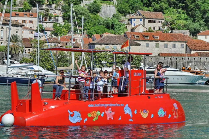 Saját tengeralattjáró-utazás Privát fél-tengeralattjáró charter a Kotori-öbölben