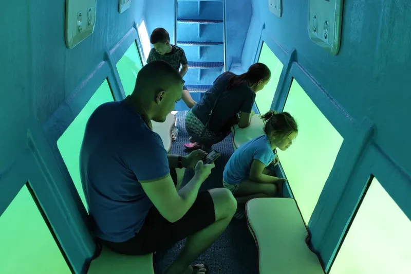 Cabina subacquea panoramica del semi-sottomarino privato Cabina subacquea panoramica del semi-sottomarino privato