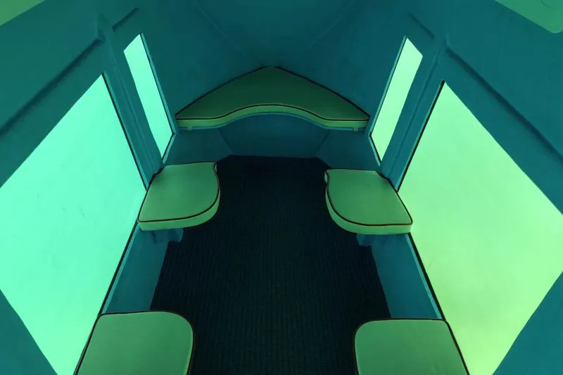 Özel yarı denizaltı turunda açık güvertede dinlenen misafirler Özel yarı denizaltı turunda açık güvertede dinlenen misafirler