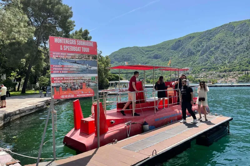 Körfezin turkuaz sularında yarı denizaltı gövdesinin yakın planı Körfezin turkuaz sularında yarı denizaltı gövdesinin yakın planı