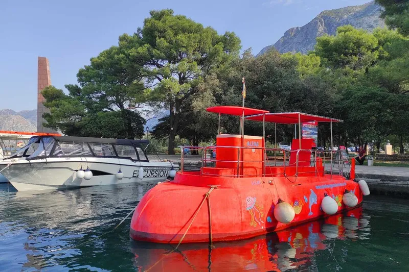 Yarı denizaltının üst güvertesinden Kotor Körfezi köylerinin manzarası Yarı denizaltının üst güvertesinden Kotor Körfezi köylerinin manzarası